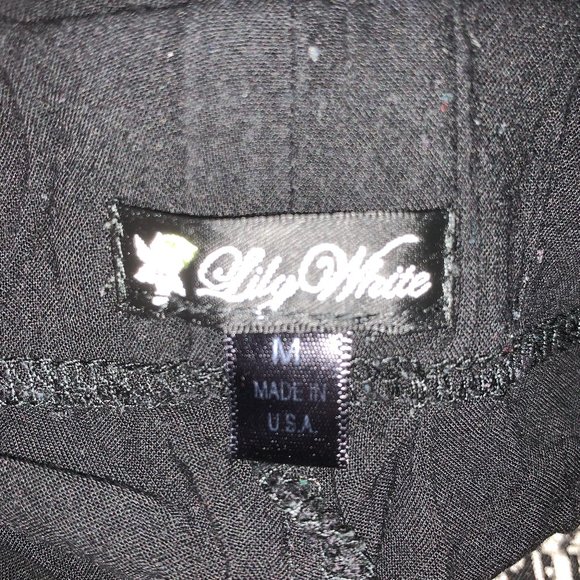 Lily White Women's Black Shorts - Size Medium - Picture 3 of 4